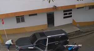 En una cámara externa de la Alcaldía quedó registrado el momento exacto del atentado contra el Alcalde de Restrepo.