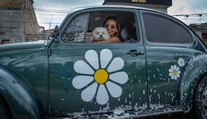 Los años setenta, con la revolución del amor, estuvieron presente gracias a los clásicos Volkswagen, los cuales rugieron con fuerza durante el recorrido por la avenida Panamericana de Popayán.