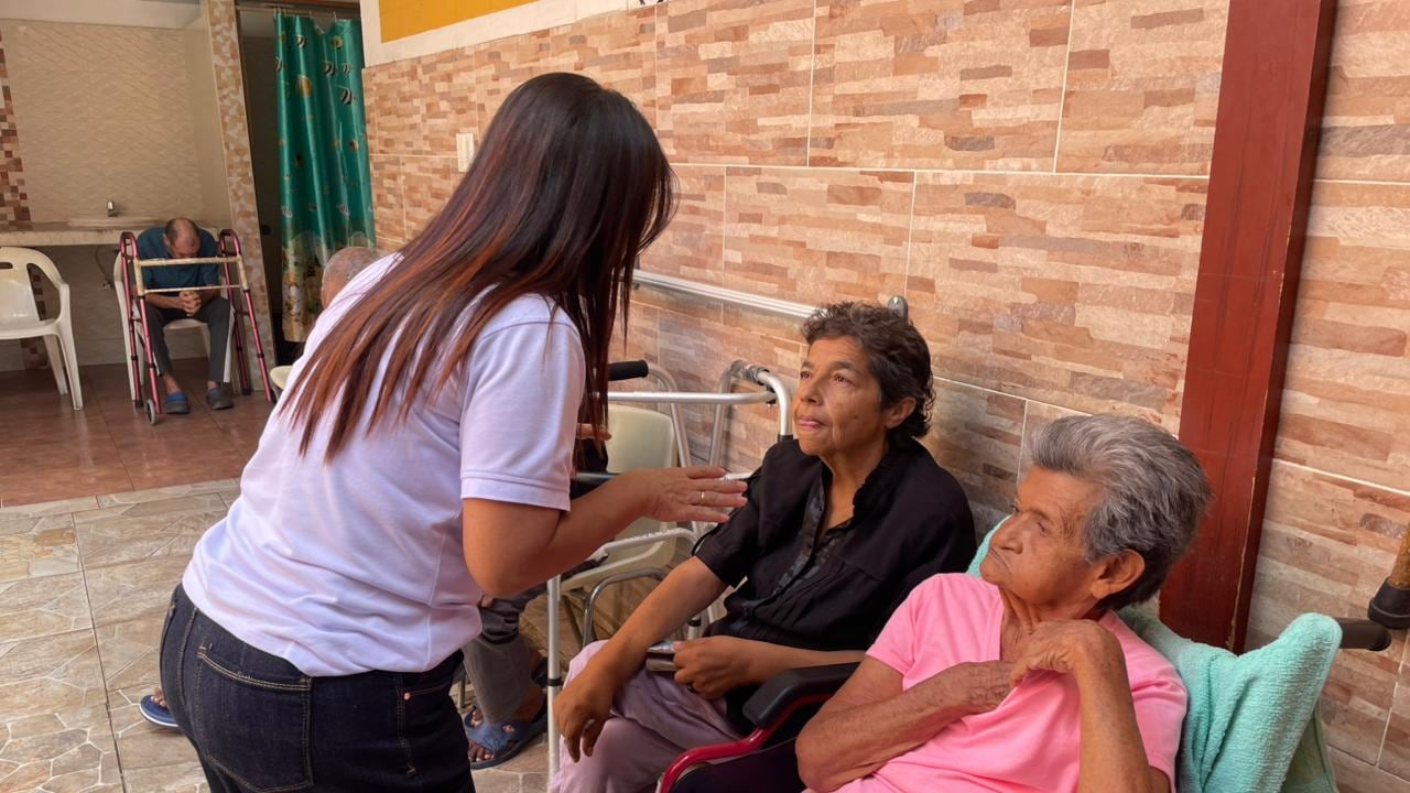 33 adultos mayores que se encontraban en el lugar fueron traslados a centros de bienestar que garantizan condiciones dignas y seguras: el Centro Bienestar del Anciano de la Sociedad de San Vicente de Paul (Casa del Mendigo), la Fundación Geriátrica San Camilo y el Albergue El Señor de los Milagros. Foto: Alcaldía de Palmira / El País.