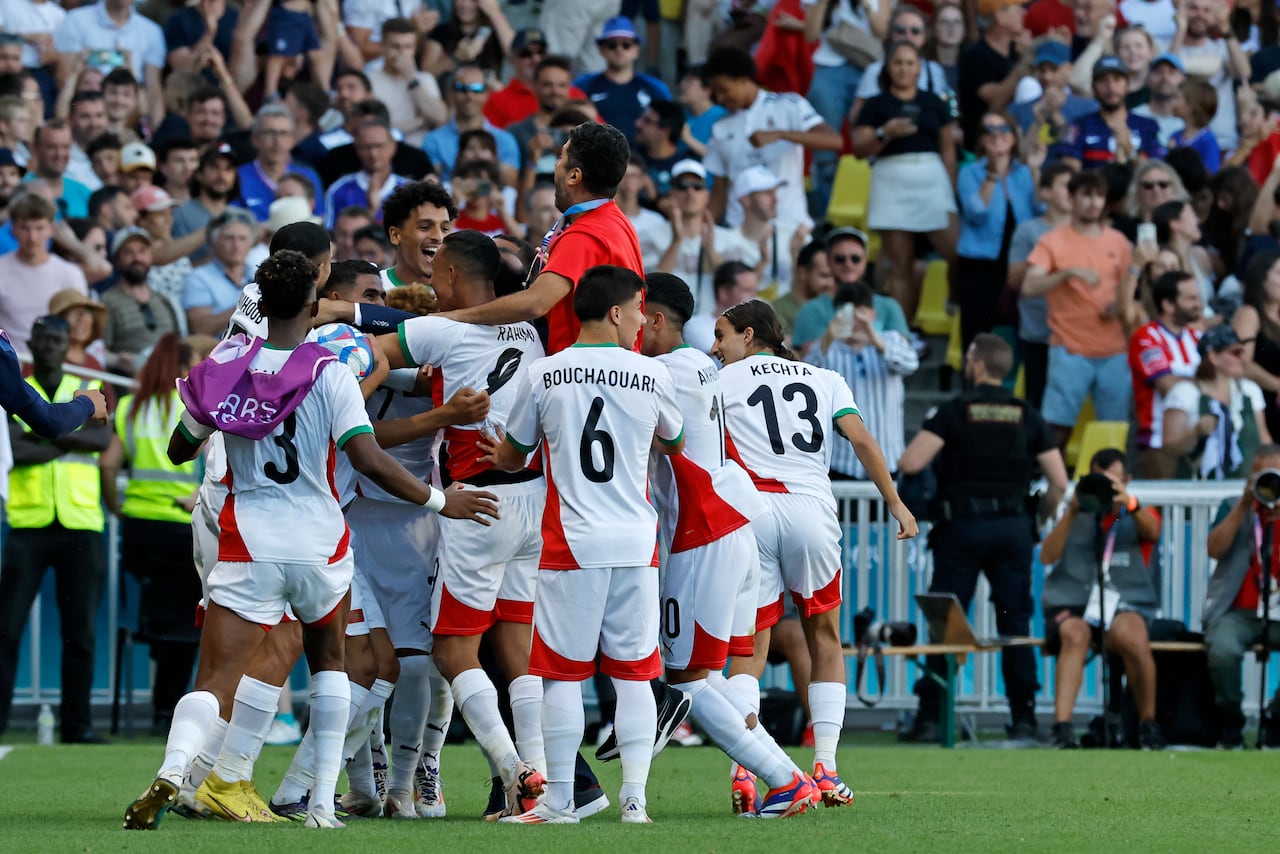 Los jugadores marroquíes celebran después de que Achraf Hakimi anotó un gol en el partido de fútbol masculino por la medalla de bronce en los Juegos Olímpicos de Verano de 2024, el jueves 8 de agosto de 2024, en Nantes, Francia. (Foto AP/Jeremias Gonzalez)