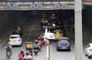 Cali: Medición de ruido ambiental por parte del Dagma en tres puntos sobre el túnel mundialista con el fin de detectar los grados de contaminación a que están expuestos los caleños, entre otros objetivos de la medición. Foto José L Guzmán. El País, junio 15-23