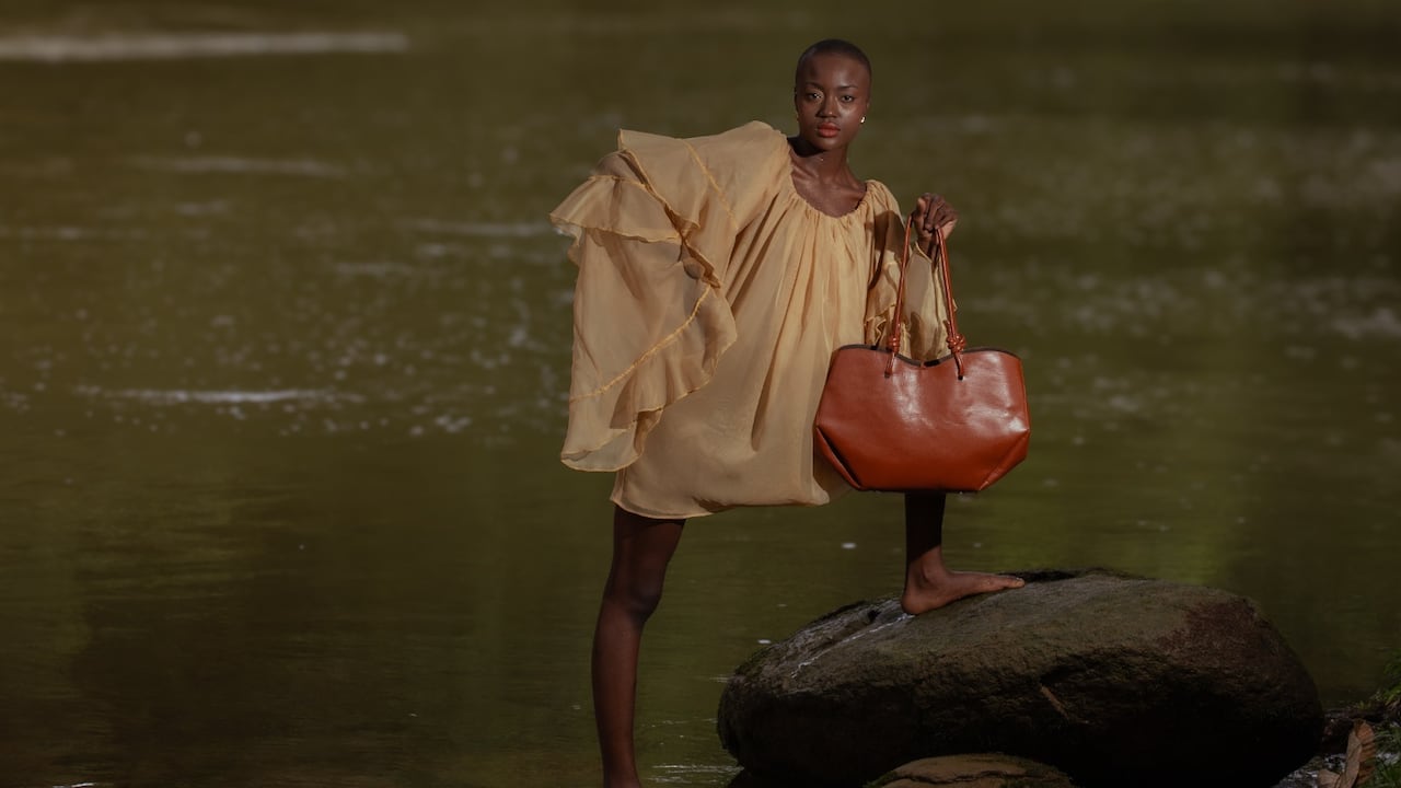 KrisMarce, la marca de lujo con propósito nacida en el corazón del Pacífico colombiano, llega a Bogotá Fashion Week 2026.
Modelo: Maira Mosquera, @mairamos_08