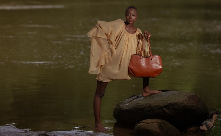 KrisMarce, la marca de lujo con propósito nacida en el corazón del Pacífico colombiano, llega a Bogotá Fashion Week 2026.
Modelo: Maira Mosquera, @mairamos_08