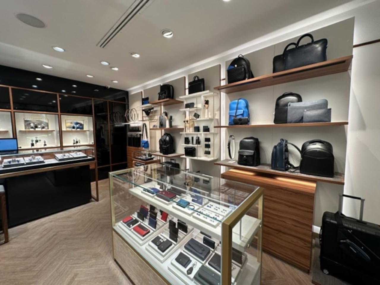 Montblanc cuenta con productos de escritura, relojes, tecnología de punta, artículos de piel y muchos más accesorios. Su tienda en Cali está ubicada en el centro comercial Chipichape.
