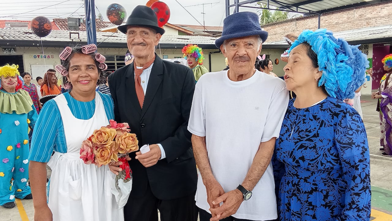 Con caracterizaciones de personajes clásicos de la televisión como El Chavo del Ocho y Los Picapiedra, los abuelitos del Hogar San Vicente de Paúl llenaron de risas y color el patio de la institución educativa.