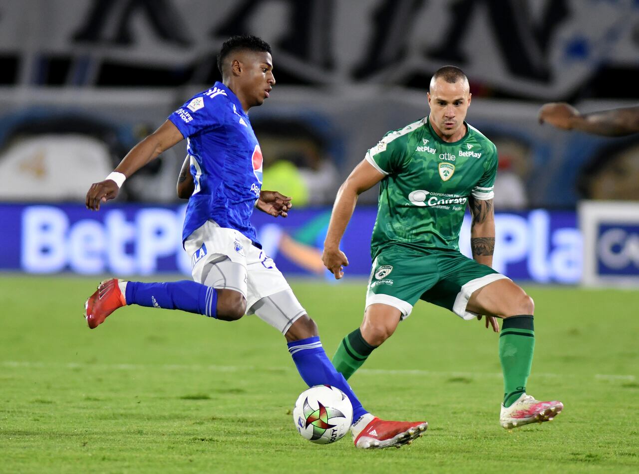 BOGOTA - COLOMBIA, 30-10-2021: Millonarios F. C. y La Equidad durante partido de la fecha 16 por la Liga BetPlay DIMAYOR II 2021 jugado en el estadio Nemesio Camacho El Campin de la ciudad de Bogota. / Millonarios F. C. and La Equidad during a match of the 16th date for the BetPlay DIMAYOR II 2021 League played at the Nemesio Camacho El Campin Stadium in Bogota city. / Photo: VizzorImage / Luis Ramirez / Staff.