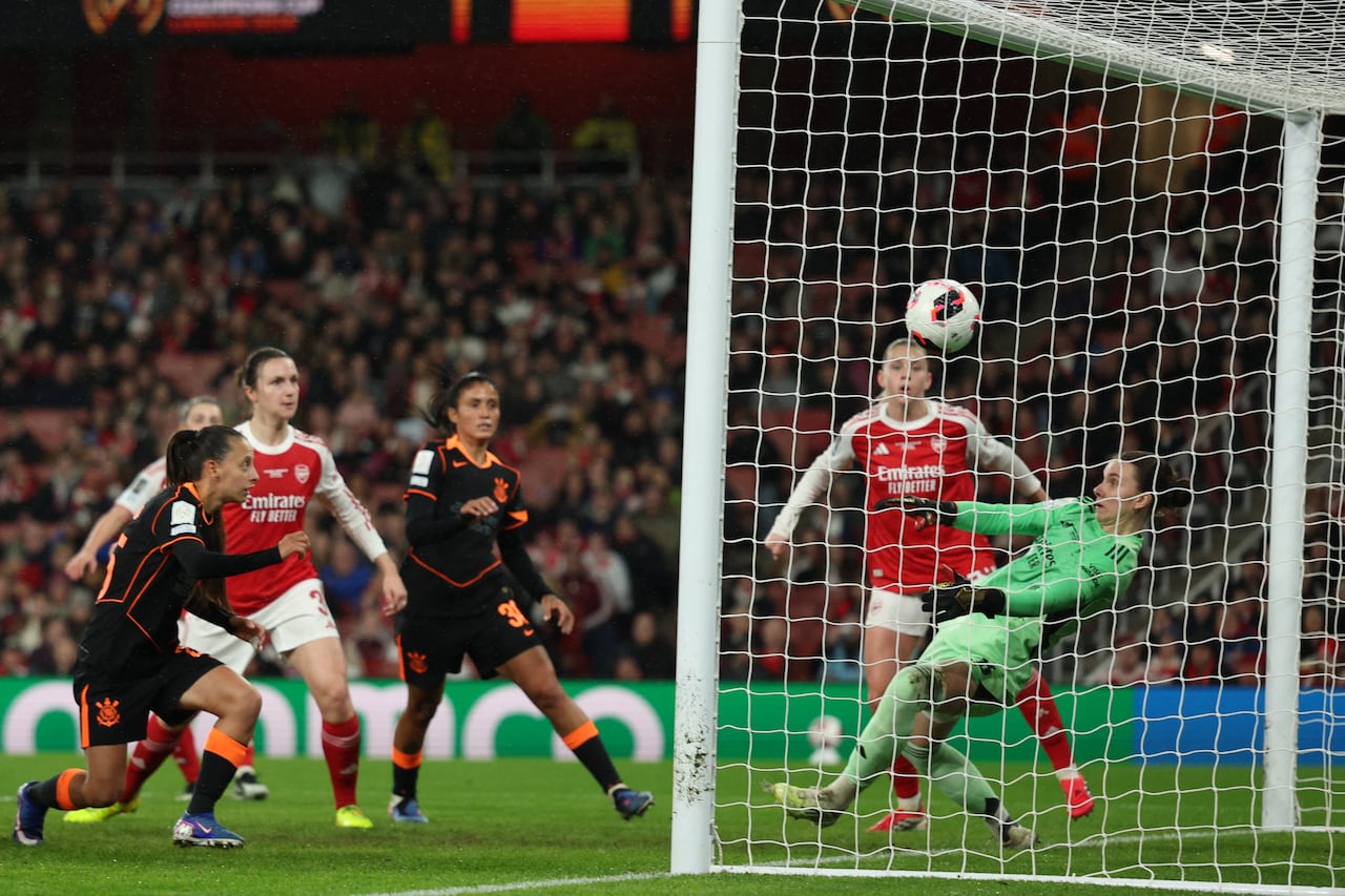 La guardameta alemana del Arsenal, Anneke Borbe, no pudo evitar que el balón entrara en su red tras un cabezazo del centrocampista brasileño del Corinthians, Gabi Zanotti, durante la final de la Copa de Campeones Femenina de la FIFA entre el Arsenal y el Corinthians en el Emirates Stadium en Londres el 1 de febrero de 2026. (Foto de Adrian Dennis / AFP)