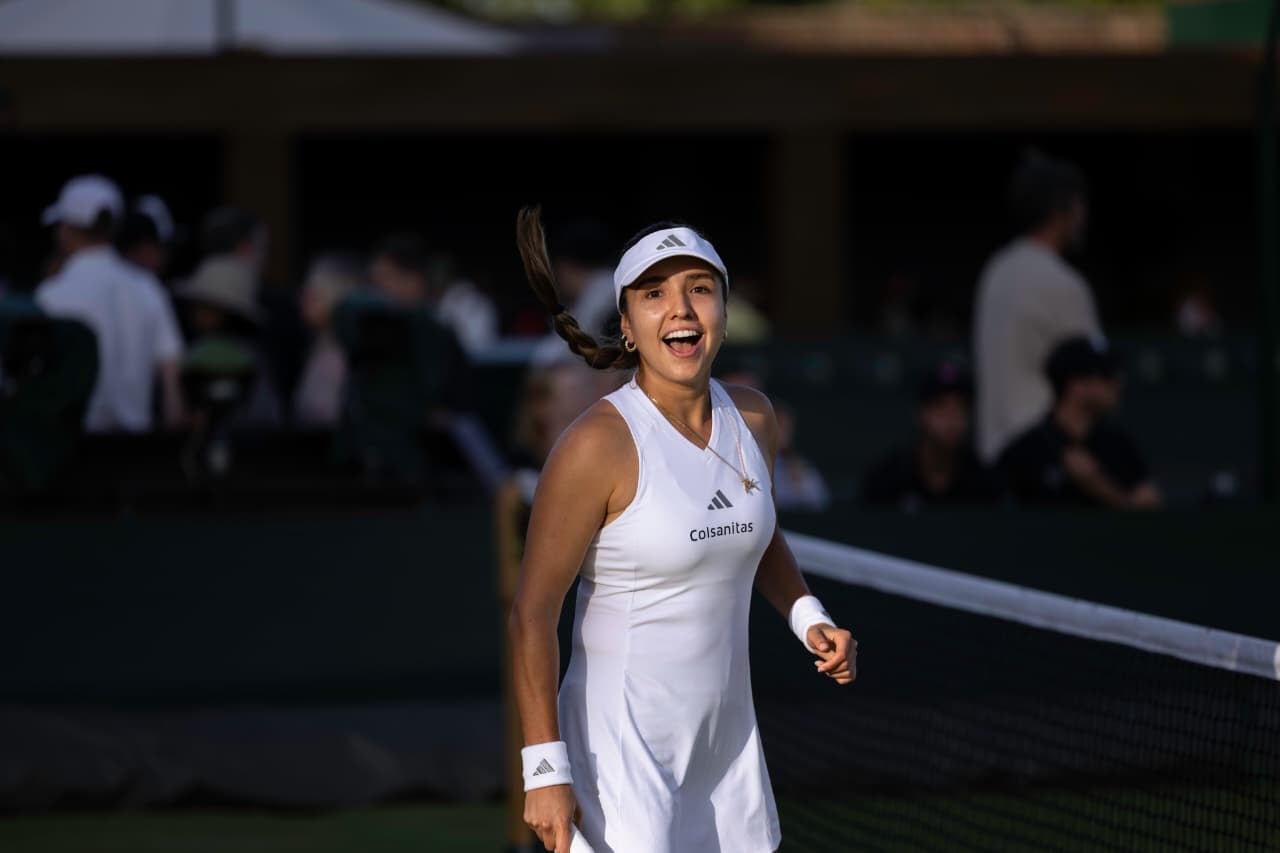 Camila Osorio, tenista colombiana en acción.