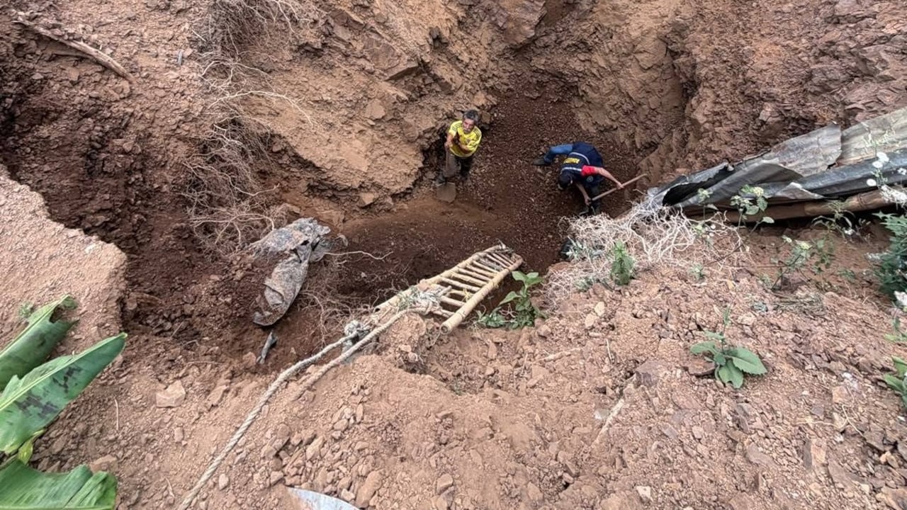 El Cuerpo Voluntario de Bomberos de El Águila fue alertado e inmediatamente emprendieron todos los esfuerzos para salvar la vida de la víctima.