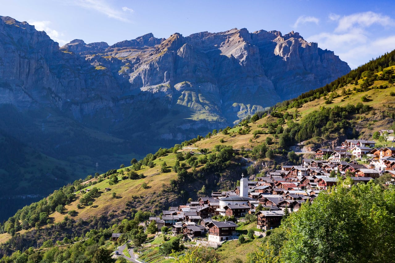 Sus praderas verdes, y altas montañas lo ubican como un bello municipio suizo.