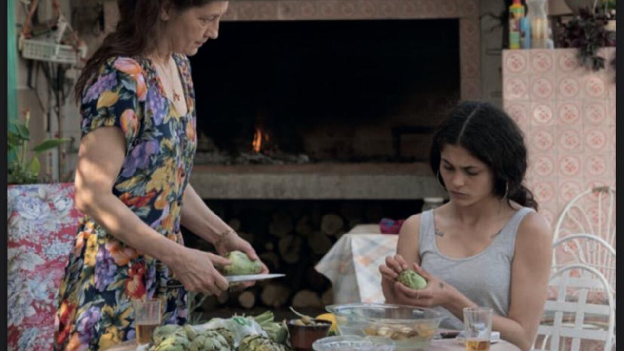 En la cinta 'El Agua', de Elena López Riera, Ana sueña con huir de un pueblo que apesta a muerte.