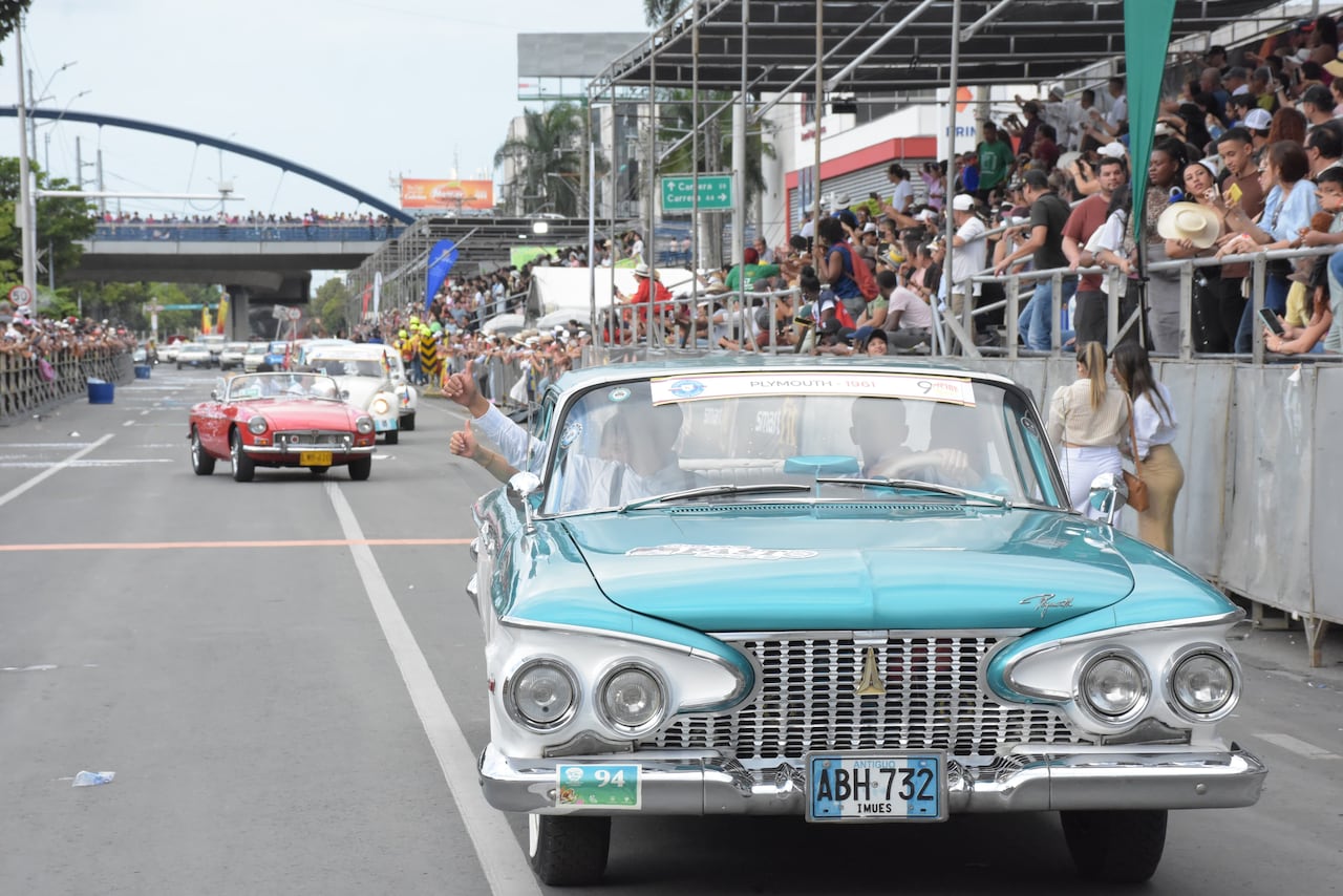 Desfile de autos antiguos feria de Cali 2024