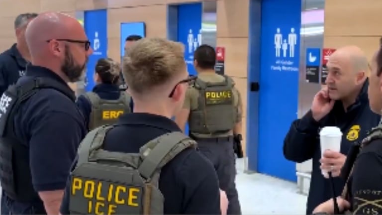 Agentes del ICE apoyan labores de control en aeropuertos de Estados Unidos ante la escasez de personal de la TSA, en medio de largas filas y preocupación entre pasajeros.