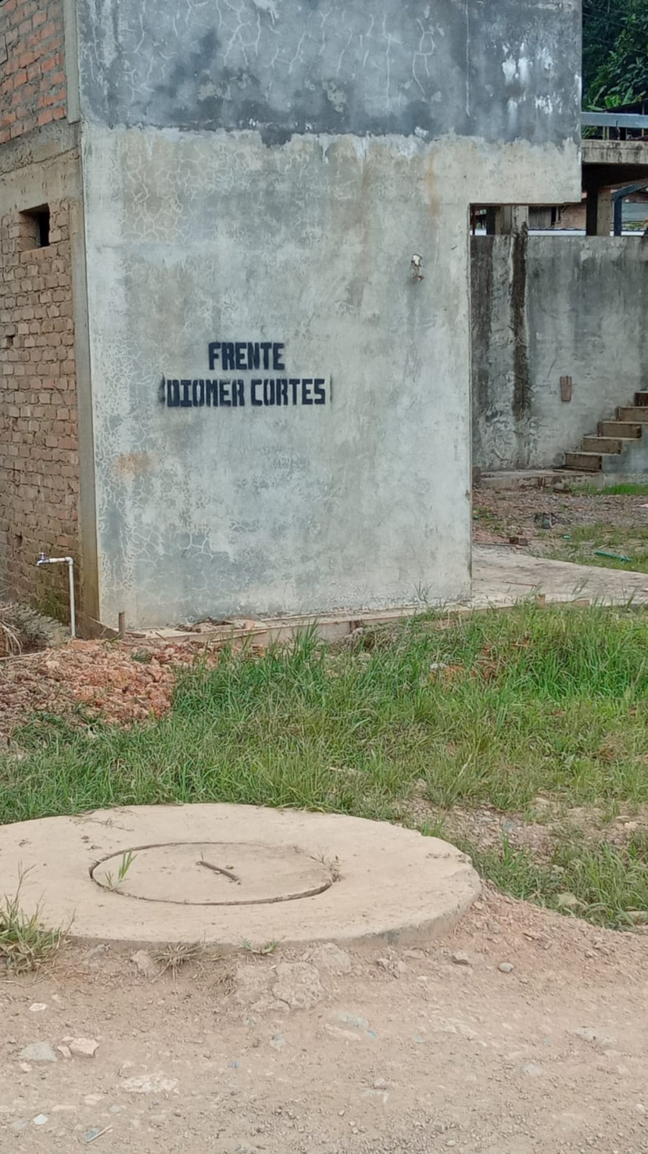 Estos son los grafitis que aparecen por estos días en el corregimiento de El Plateado y otros de la zona rural de Argelia, Cauca.