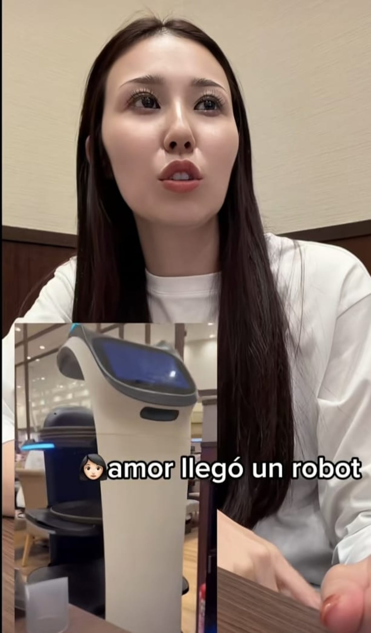 Su esposo conversó con el robot que los atendió. @yukatomita grabó el momento.