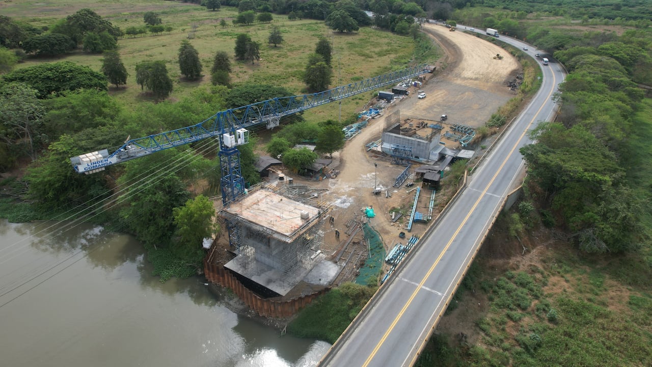 El nuevo puente sobre el río Cauca, con una longitud de 235 metros, es una de las estructuras más complejas del proyecto y ya supera el 55 % de ejecución.