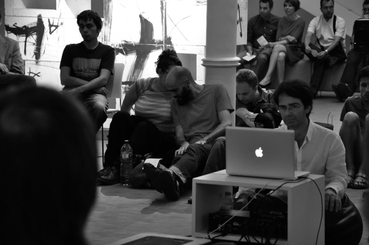 El artista bogotano Carlos Gómez, durante su concierto en la Fundación Tapies, Barcelona.