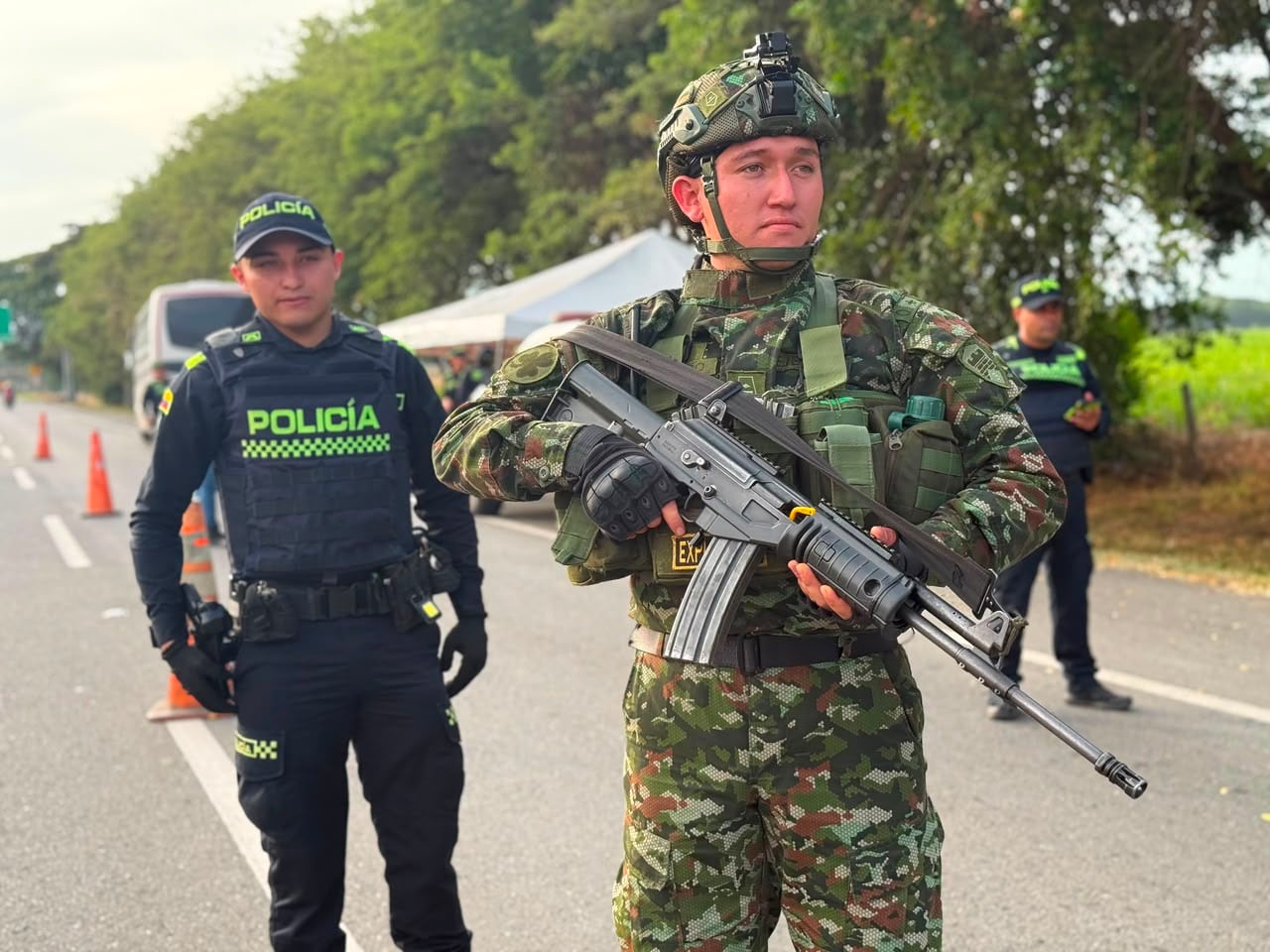 Policía y Ejército adelantan controles mixtos en el departamento del Valle del Cauca para garantizar la seguridad.