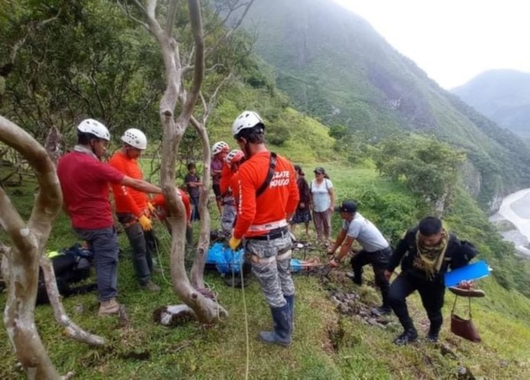 La joven mujer murió en Pozuzo, luego de intentar tomarse una fotografía en un mirador natural.
