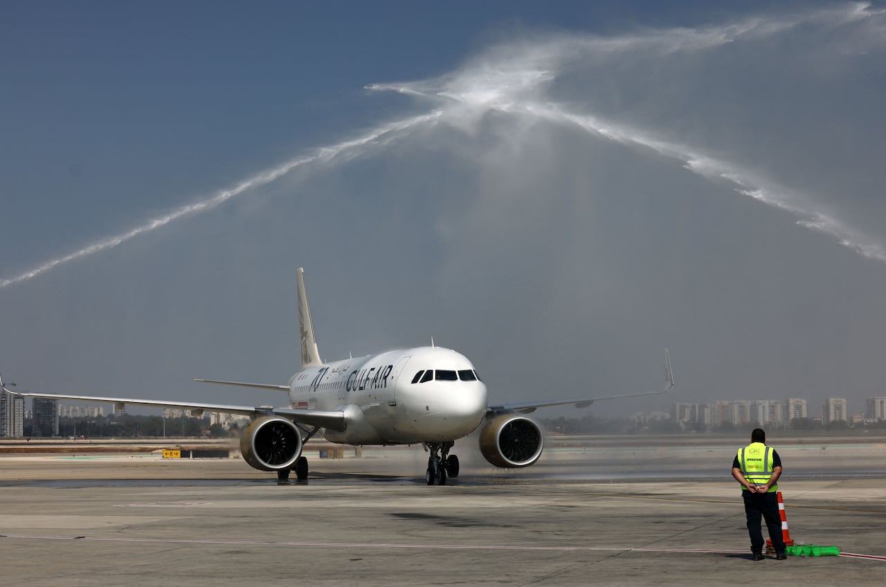 Un avión Gulf Air A320 procedente de la capital de Bahrein, Manama, es recibido cuando llega al aeropuerto Ben Gurion cerca de Tel Aviv el 30 de septiembre de 2021. - El avión de Gulf Air inició el primer vuelo comercial entre Bahrein e Israel un año después de la normalización diplomática. relaciones. (Foto de EMMANUEL DUNAND / AFP)
