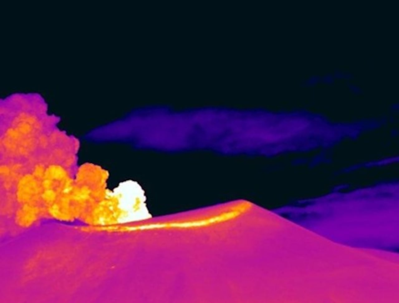 Registro de la cámara térmica Mina, ubicada a 2,2 km en dirección norte del volcán Puracé. Columna de
gases y ceniza registrada a las 4:14 p. m. del 4 de diciembre de 2025, con una altura de hasta 900 m sobre la cima del
volcán Puracé.