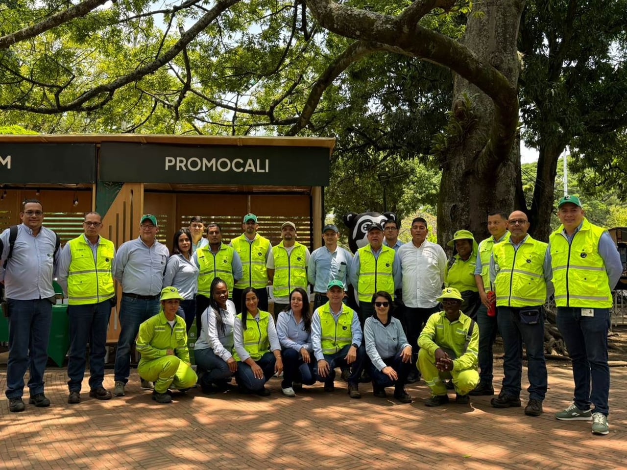 Equipo técnico, social y operativo de Promo Cali-Valle durante una actividad institucional en espacio público, reflejo del trabajo articulado que impulsa la cultura ciudadana y el cuidado ambiental en los barrios de Cali.