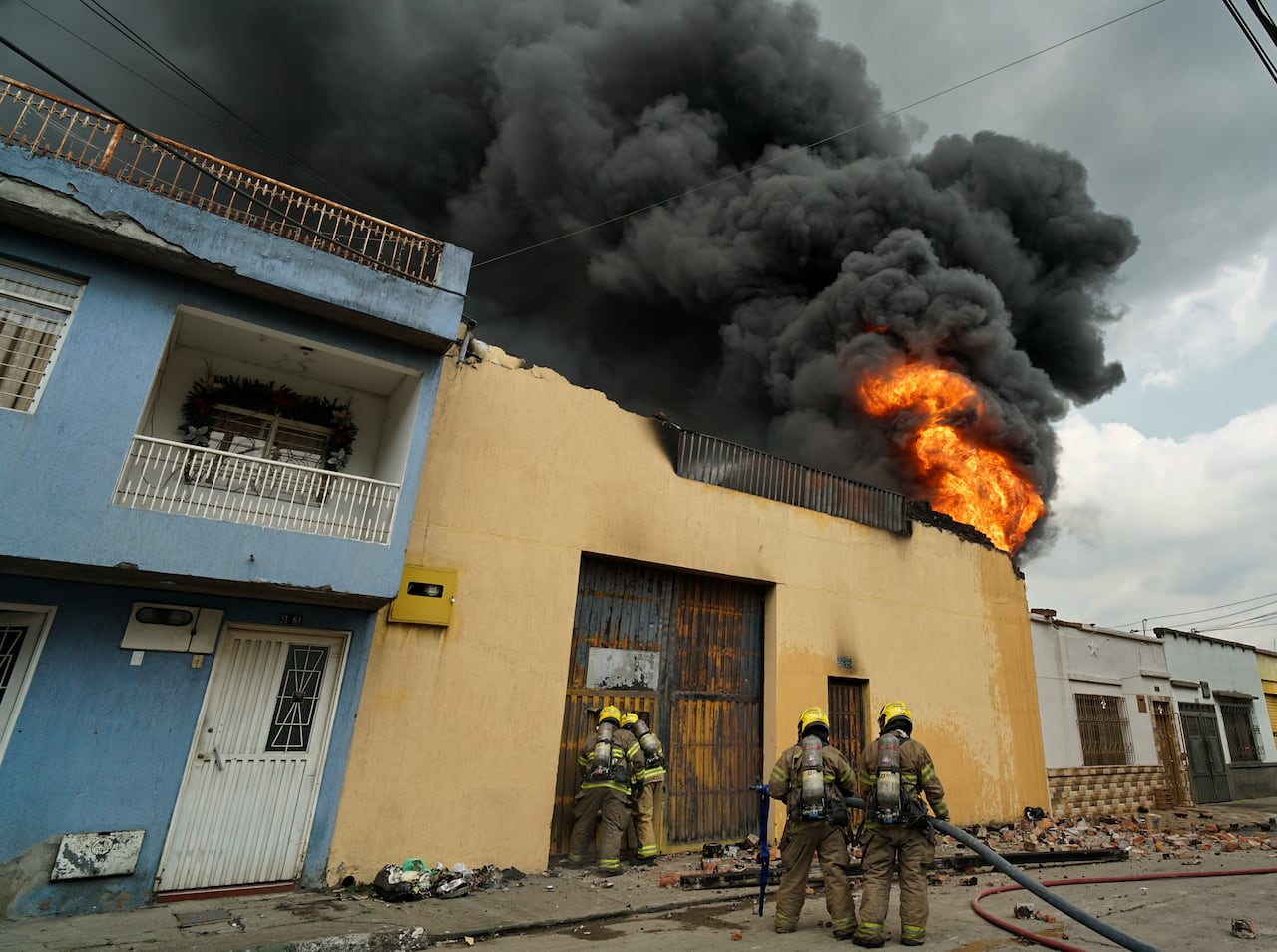 Al medio día de este miércoles, 15 de enero, los cielos de Cali se vieron empañados por una gran humareda, producto de un incendio estructural registrado en el barrio Santander, exactamente en la Carrera 1 No. 31-84. Bomberos Cali, atendieron a tiempo la emergencia. Foto Jorge Orozco / El País.