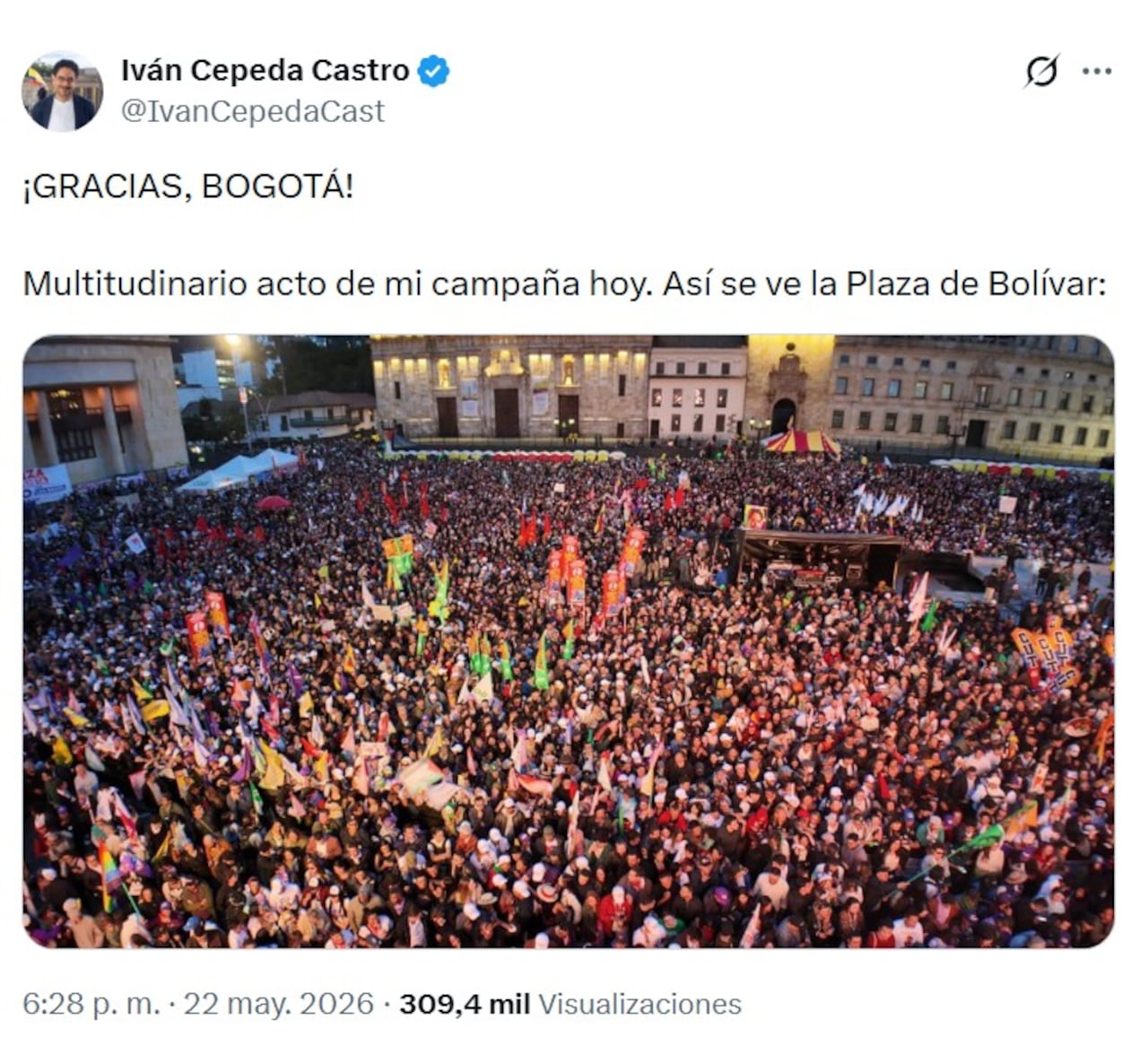 Iván Cepeda en Bogotá durante una concentración en la Plaza de Bolívar.