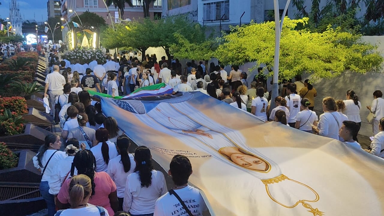 Familias y comunidades religiosas acompañaron la caminata en medio de una jornada de fe y recogimiento.
