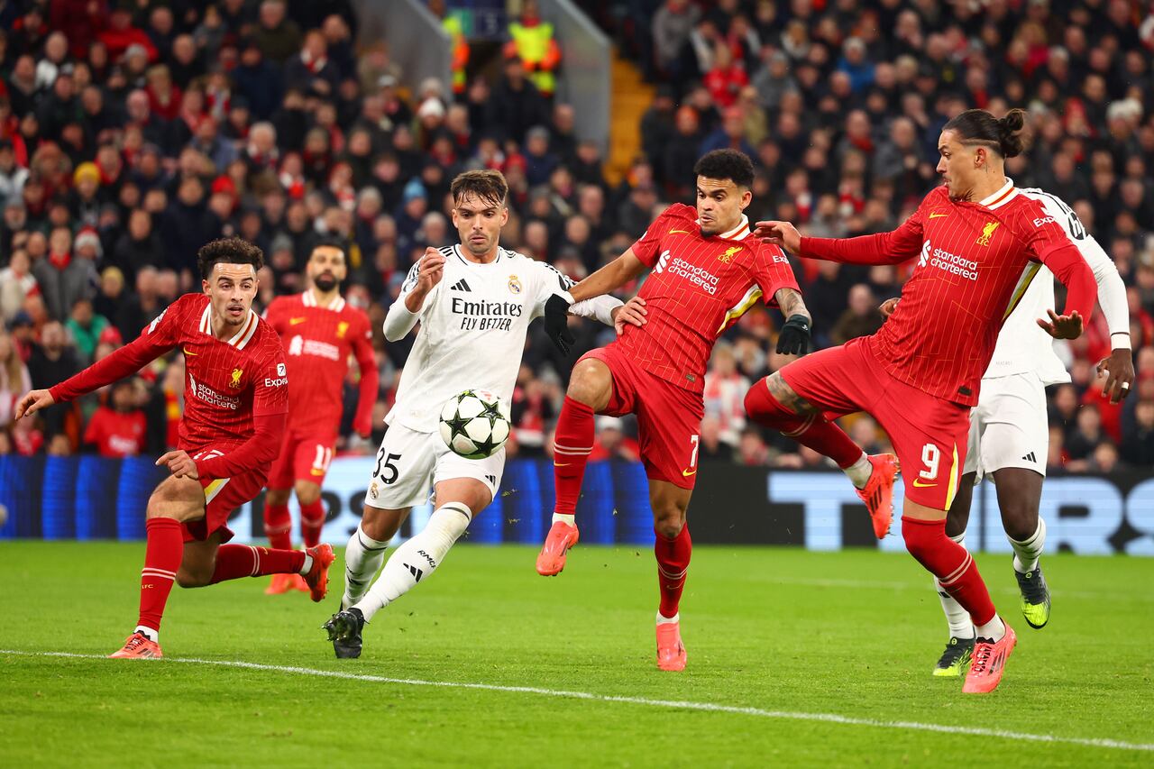 Luis Diaz del Liverpool en acción con Raul Asencio del Real Madrid durante el partido de la UEFA Champions League 2024/25 Liga Fase MD5 entre el Liverpool FC y el Real Madrid C.F. en Anfield el 27 de noviembre de 2024 en Liverpool, Inglaterra.