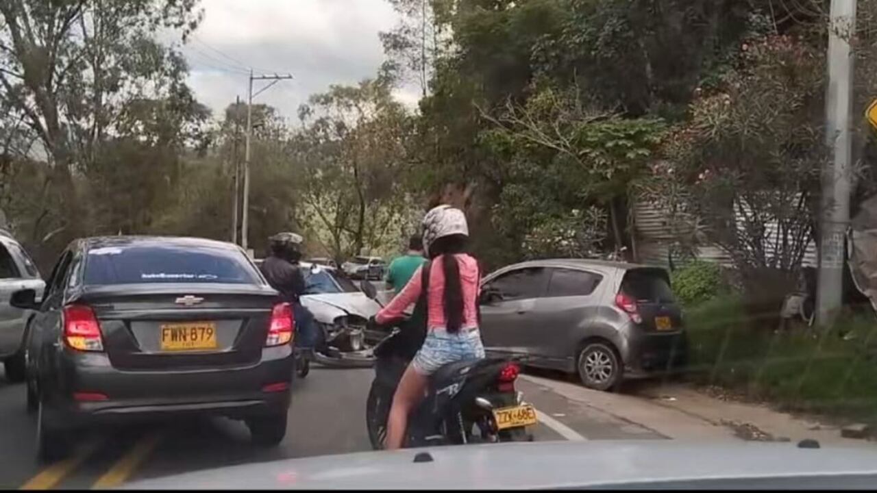 Un siniestro vial se presentó a la altura de la Curva del Cerezo, sin dejar lesionados ni víctimas fatales, pero sí ha causado congestión en el sector. Foto tomada de redes