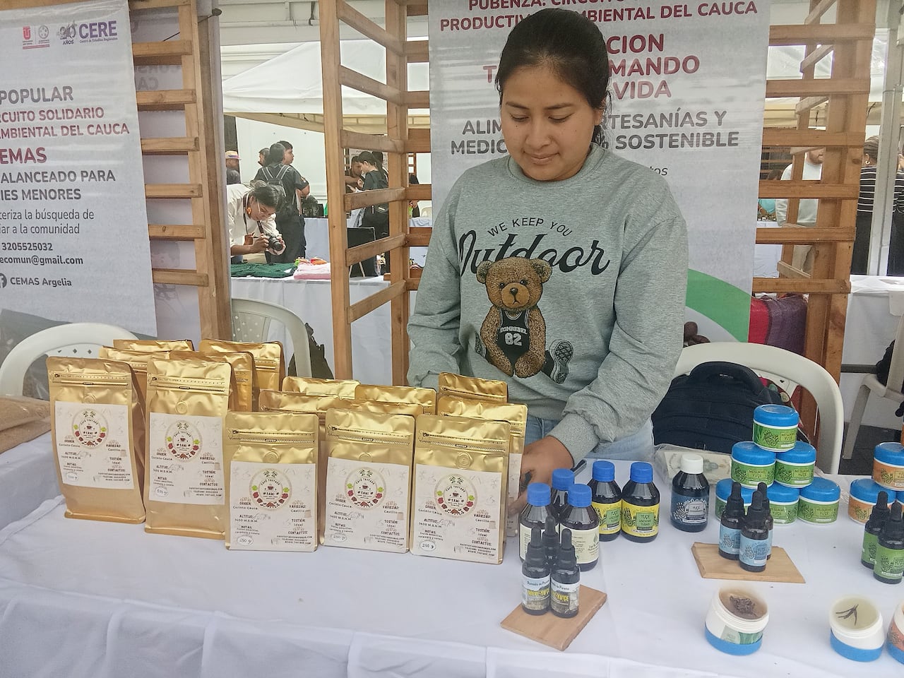 Karen Medicina presenta su producto de café tostado como forma de comprar que los cultivos de uso ilícito se pueden dejar atrás con la siembra de otra clase de plantaciones, aprovechando la riqueza de las tierras del norte del Cauca.