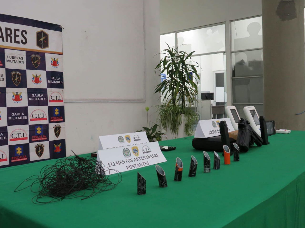 De acuerdo con las autoridades, Los Pinchallantas habría utilizado tachuelas, puntillas y tubos con punta para provocar daños en los neumáticos y obligar a los conductores a detenerse en zonas solitaria.