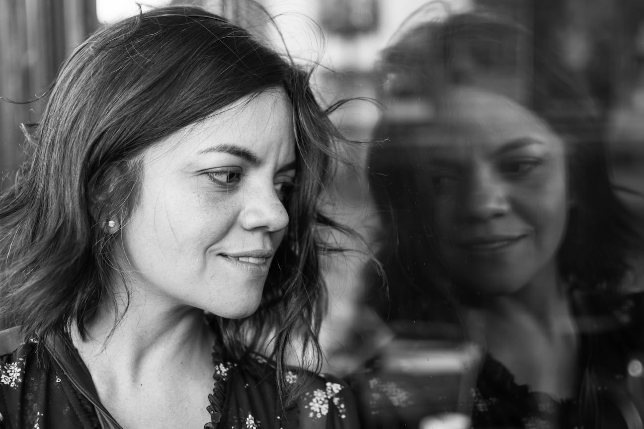 La creadora caleña combina tradición y contemporaneidad en sus composiciones, explorando las raíces del Pacífico desde un lenguaje musical universal.