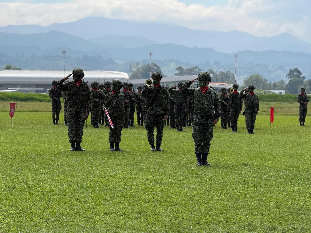 El acto culminó con un homenaje a los héroes caídos y un reconocimiento especial a las unidades que han contribuido al fortalecimiento de la seguridad en el departamento.