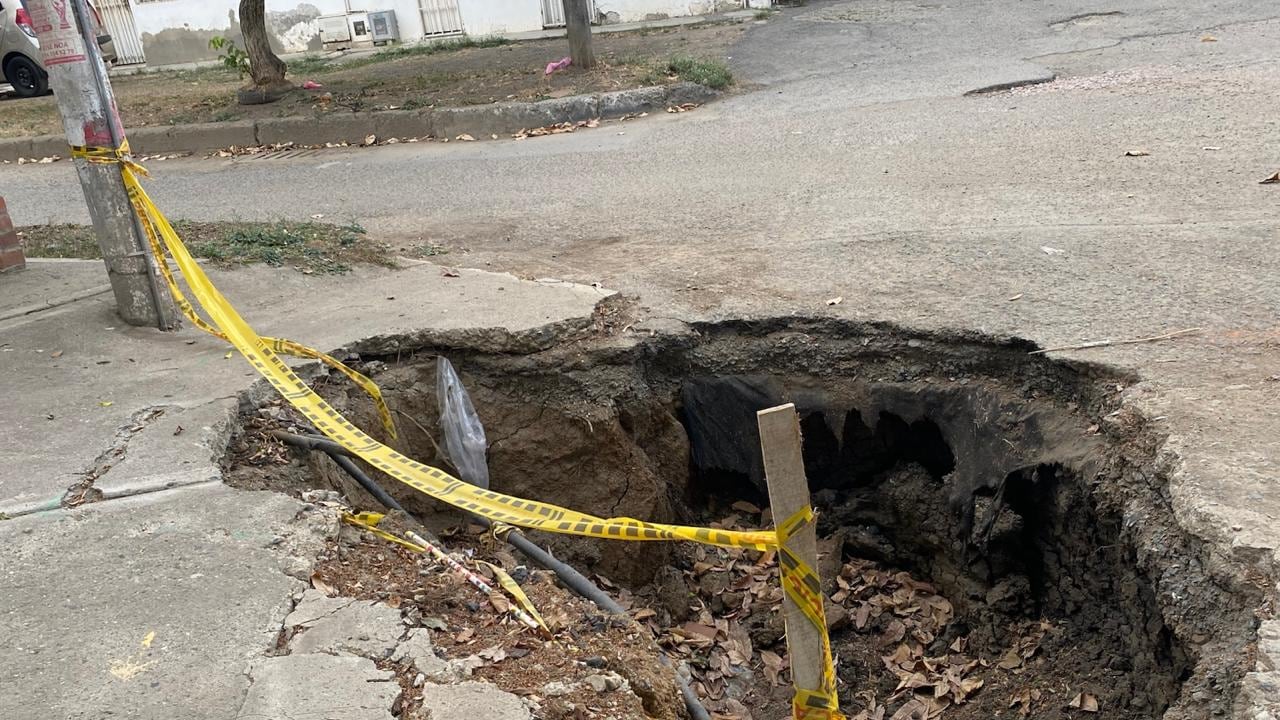 Así luce el hueco ubicado en la Carrera 22 número 53-51, en el barrio El Trébol, donde residentes denuncian que permanece sin ser sellado.