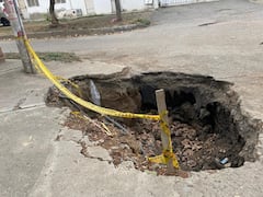 Así luce el hueco ubicado en la Carrera 22 número 53-51, en el barrio El Trébol, donde residentes denuncian que permanece sin ser sellado.