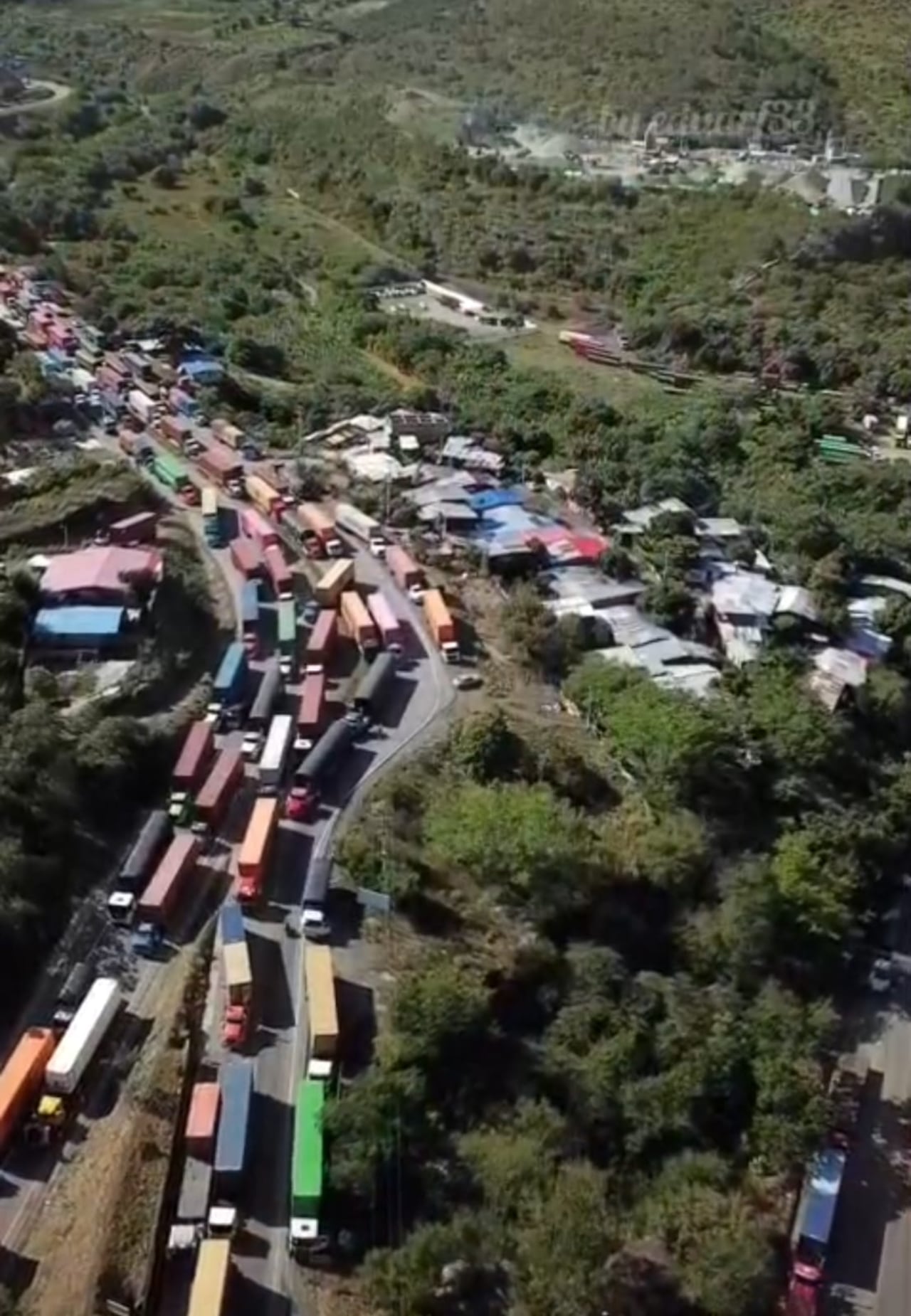 Monumental trancón en vía a Buenaventura