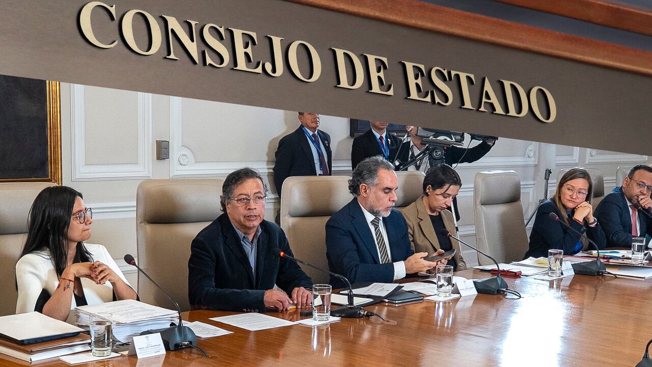 Gustavo Petro con el Consejo de Estado y  consejo de ministros