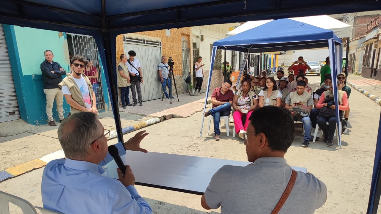 El ministro de Justicia, Néstor Osuna, socializa la Política Nacional de Drogas en el barrio Sucre de Cali.