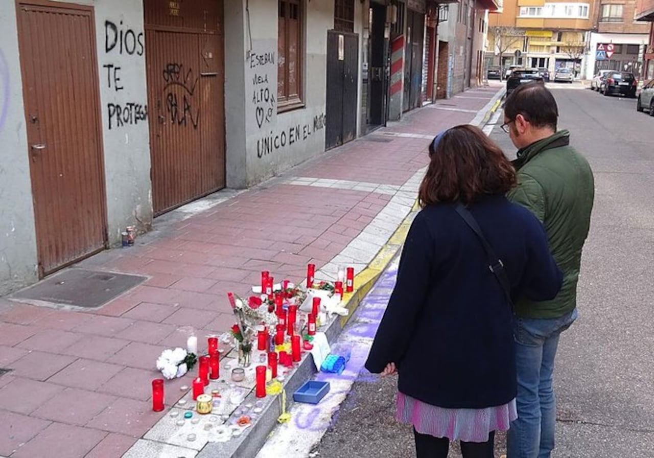 Vecinos y amigos del joven asesinado han levantado altares en la ciudad.