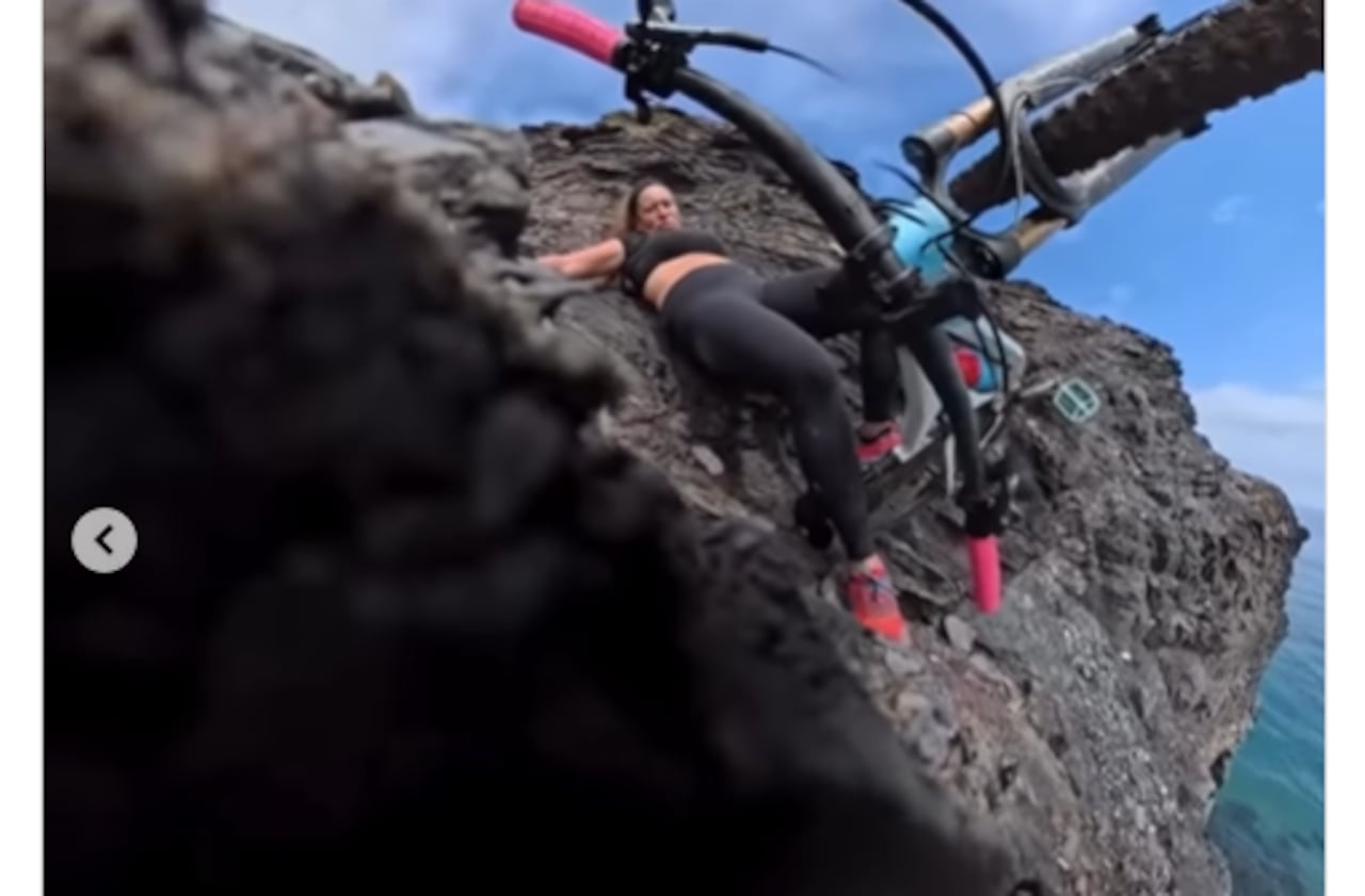Mujer casi cae al precipicio luego de perder el control en su bicicleta.