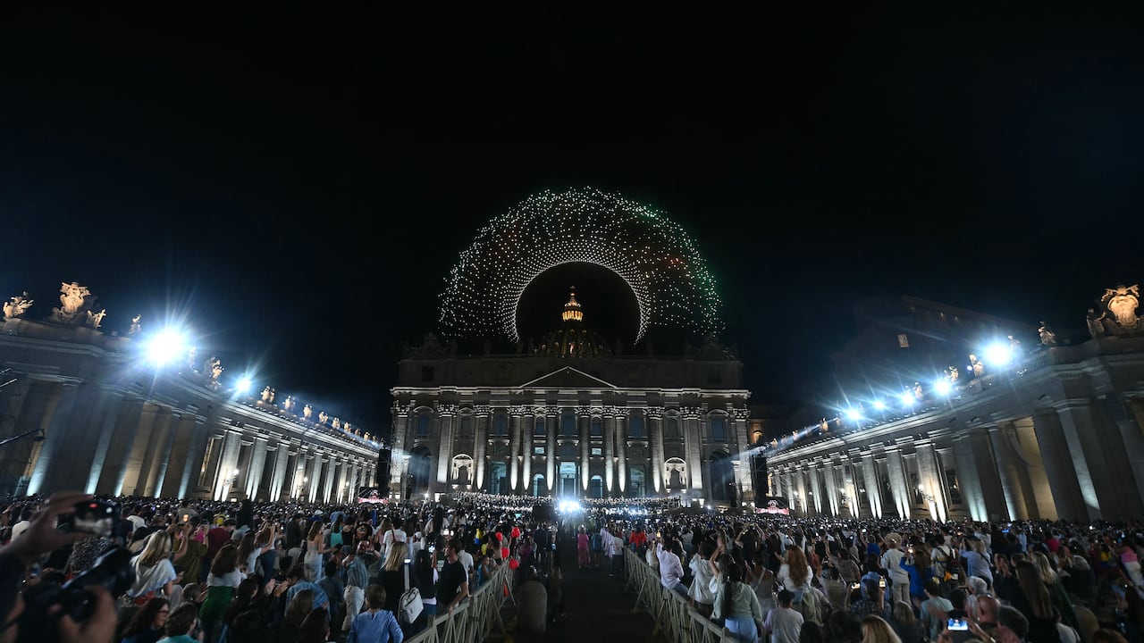 Drones iluminados crean figuras durante el concierto gratuito "Gracia para el Mundo" y el espectáculo de luces en la Plaza de San Pedro del Vaticano el 13 de septiembre de 2025.