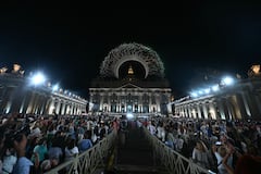 Drones iluminados crean figuras durante el concierto gratuito "Gracia para el Mundo" y el espectáculo de luces en la Plaza de San Pedro del Vaticano el 13 de septiembre de 2025.