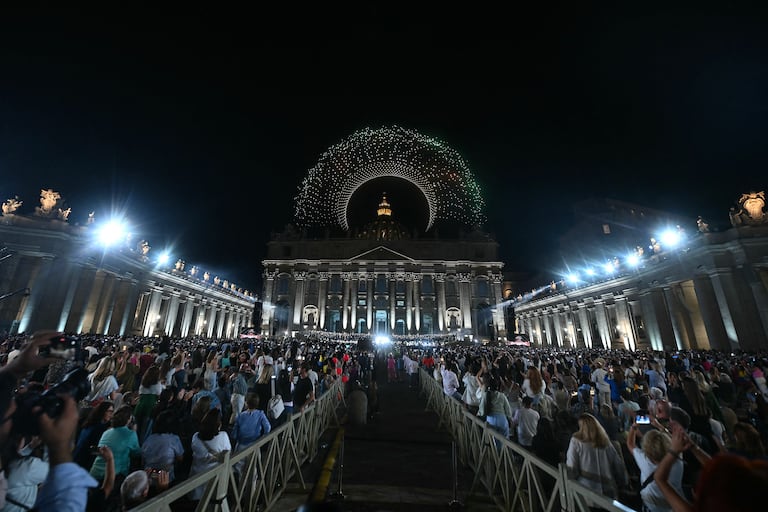 Drones iluminados crean figuras durante el concierto gratuito "Gracia para el Mundo" y el espectáculo de luces en la Plaza de San Pedro del Vaticano el 13 de septiembre de 2025.