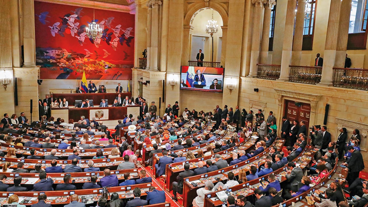 El Congreso de la República aprueba el presupuesto general, pero, posteriormente, el Ejecutivo debe emitir un decreto de liquidación con un anexo específico sobre el gasto.