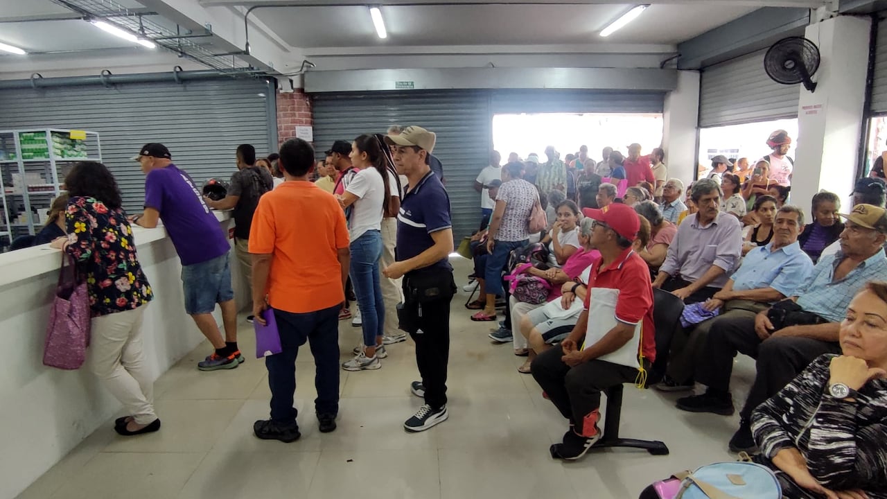 Usuarios de la EPS SOS afectados por el cambio de dispensario a droguerías Ramedicas en Cali. En el barrio Calima la gente pasa la noche esperando por una de las 200 fichas para ser atendidos y reclamar medicamentos.
