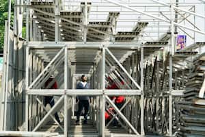 A toda máquina trabajan decenas de trabajadores para tener lista la gradería que está siendo ubicada sobre la Autopista para los eventos de la feria.