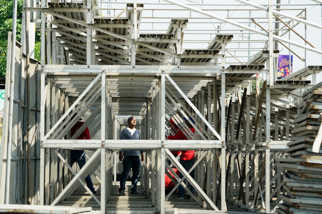 A toda máquina trabajan decenas de trabajadores para tener lista la gradería que está siendo ubicada sobre la Autopista para los eventos de la feria.