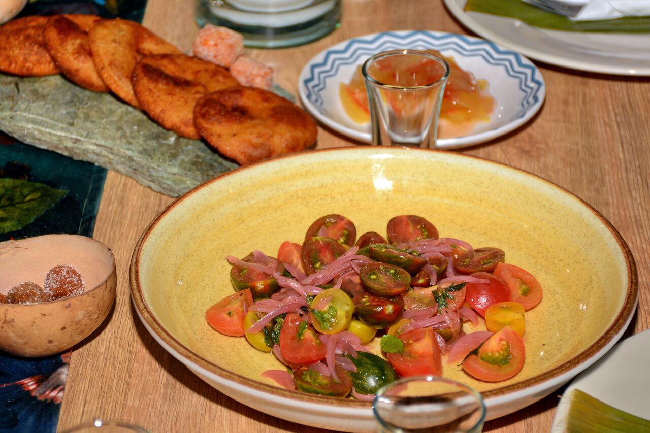 "Vuelta a Colombia en 7 platos". Se trata de una experiencia culinaria creada por la chef Nayara Bonivento en su restaurante Oriundo que celebra la diversidad culinaria del país con siete tiempos, cada uno representando una región diferente. foto Jorge Orozco